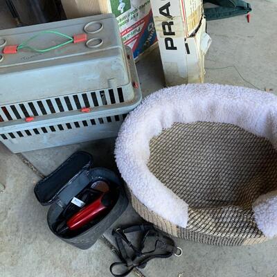 Lot 129: Pet items