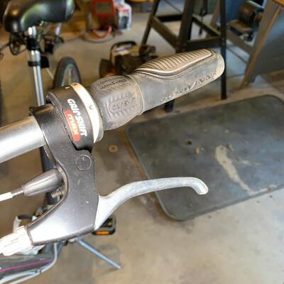 Lot 159: Women's Schwinn Bike