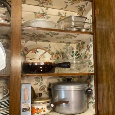 Lot 9: More kitchen items