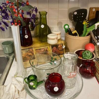 Lot 9: More kitchen items