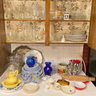 Lot 10: More kitchen items
