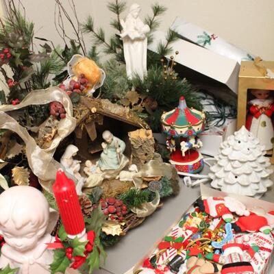 Lot 64 Christmas DÃ©cor, Candle, Ornaments & More