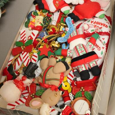 Lot 64 Christmas DÃ©cor, Candle, Ornaments & More