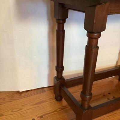 E530 Vintage William & Mary Style Side Table 