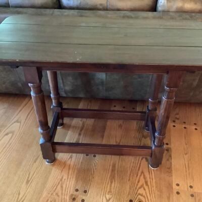 E532 William & Mary Style Side Table 