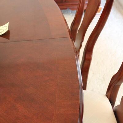 Lot 94 Mahogany Dining Set w/ 6 Chairs & 2 Leafs