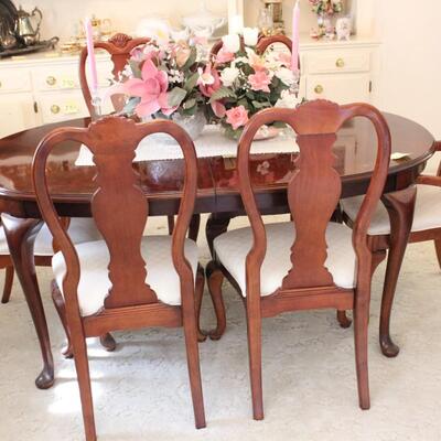 Lot 94 Mahogany Dining Set w/ 6 Chairs & 2 Leafs