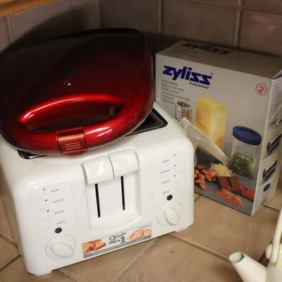 Lot 197 Kitchen Small Appliances #1