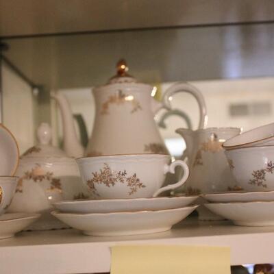Lot 239 White/Gold Tea Set - Richard Ginori China #3