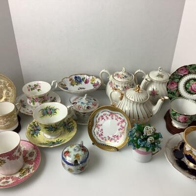 E 605 Tea Cup, Saucer & Tea Pot Lot ( Art of Antik Meissen ) 