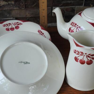 Tea Pot, Creamer, Dessert plates