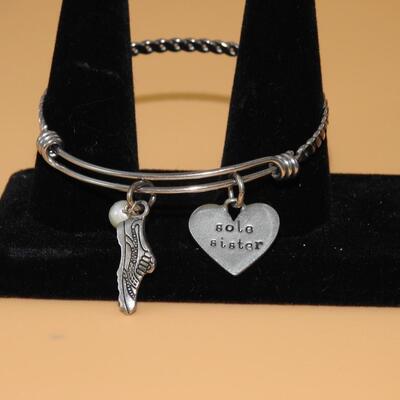 Bracelets 