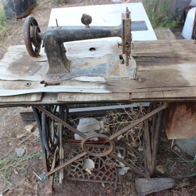   ANTIQUE SEWING MACHINE