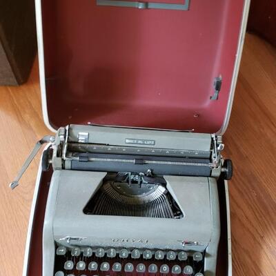 Vintage Royal manual typewriter 