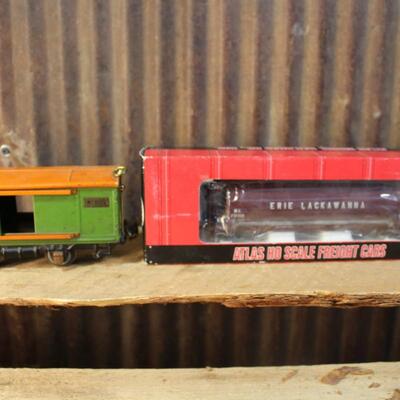 Vintage 1975/60s HO and O Scale Model Train Cars / Accessories - QTY 5