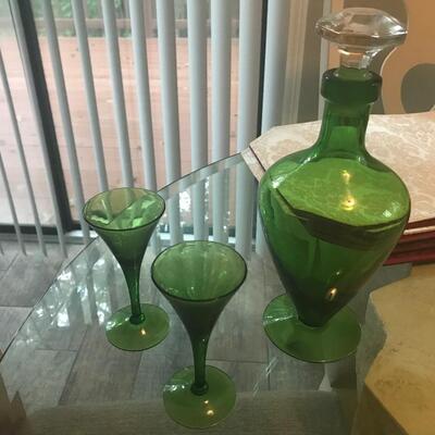 VINTAGE RARE GREEN GLASS DECANTER, STOPPER & SIPPING WINE GLASSES