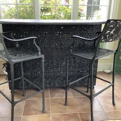 F639 Cast Aluminum Bar with Two Stools 
