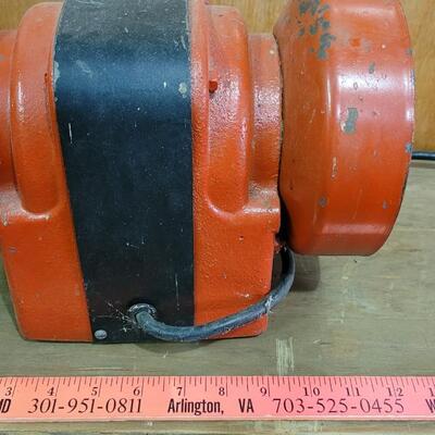 Lot 15: Vintage STANLEY 1/4 HP Bench Grinder Original Red Paint