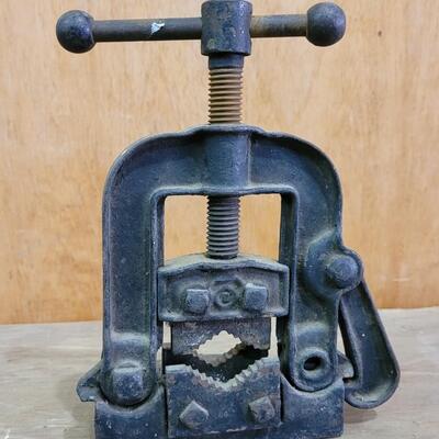 Lot 22: Vintage Pipe Cutter Bench Tool 
