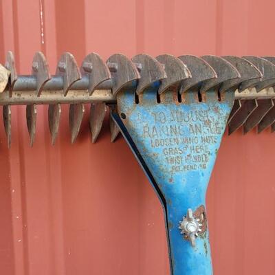 Lot 26: Vintage Farm Rake Heavy Tines