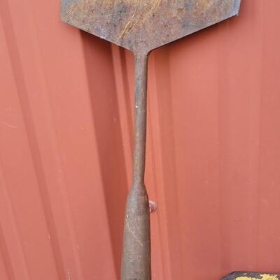 Lot 28: Assortment of (3) Vintage Garden Tools