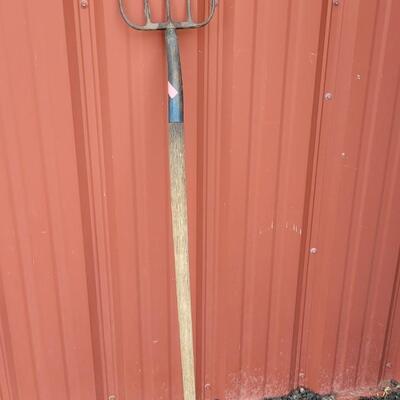 Lot 32: Vintage Pitchfork Tool 