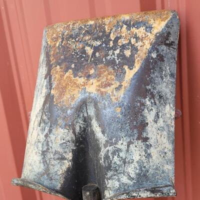 Lot 33: Vintage Flat Edge Shovel 
