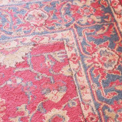 Lot 111 Turkish Area rug Safavieh 4 X 5'.7 'reds gold and blues
