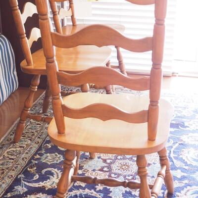 Lot 035 3 wooden Windsor back chairs
