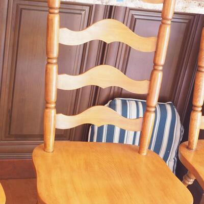 Lot 035 3 wooden Windsor back chairs