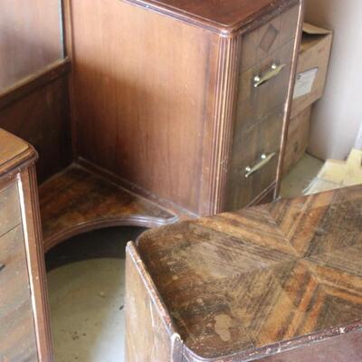    VINTAGE MIRRORED VANITY AND SEATING