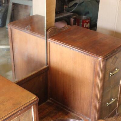    VINTAGE MIRRORED VANITY AND SEATING