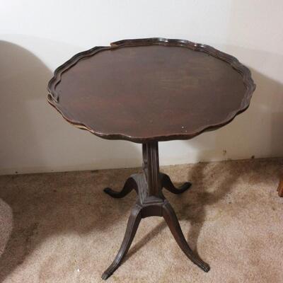   ANTIQUE WOODEN ROUND TABLE