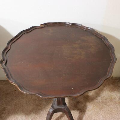   ANTIQUE WOODEN ROUND TABLE