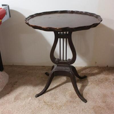   ANTIQUE WOODEN ROUND TABLE
