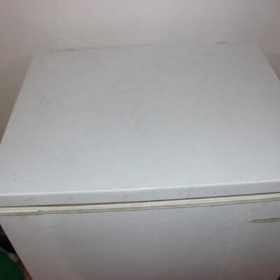   CHEST FREEZER 