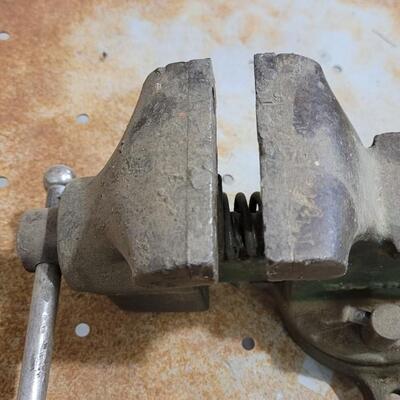 Lot 90: Vintage Green ECLIPSE Bench Vise 