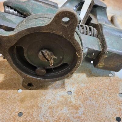Lot 90: Vintage Green ECLIPSE Bench Vise 