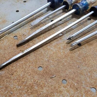 Lot 94: Assortment of Vintage CRAFTSMAN Screwdrivers Clear Handle