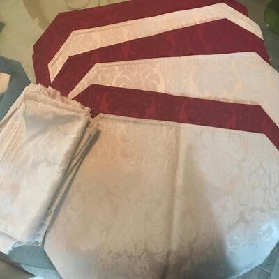 13 PC NAPKINS & PLACEMATS