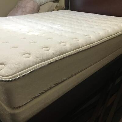QUEEN MATTRESS & BOXSPRING