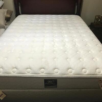 QUEEN MATTRESS & BOXSPRING