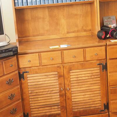 Lot 31 Ethan Allen bookcase hutch contents not included.
