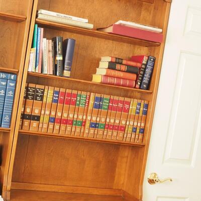 Lot 32 Ethan Allen Bookcase Hutch contents not included