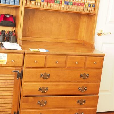 Lot 32 Ethan Allen Bookcase Hutch contents not included