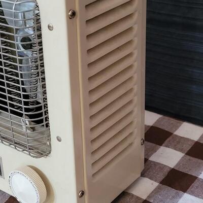 Lot 99: Titan 2 Electric Heater 10.5"