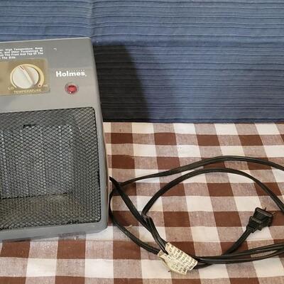 Lot 100: Small Holmes Electric Heater