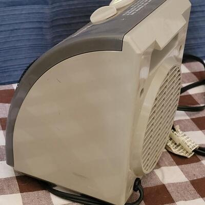 Lot 100: Small Holmes Electric Heater