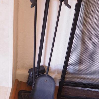 Lot 200 Fireplace tools and screen, Plastic eagle 