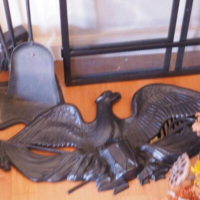 Lot 200 Fireplace tools and screen, Plastic eagle 